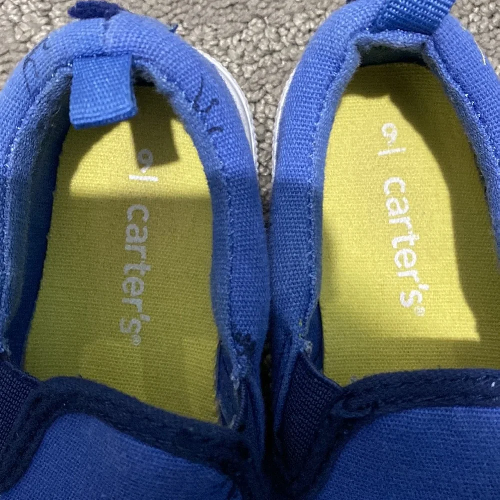 Carter’s boys Dino shoes size 9 in good condition